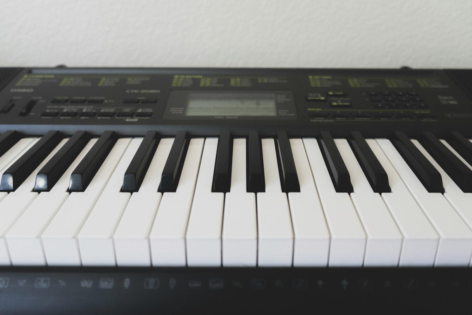 black and white electric keyboard